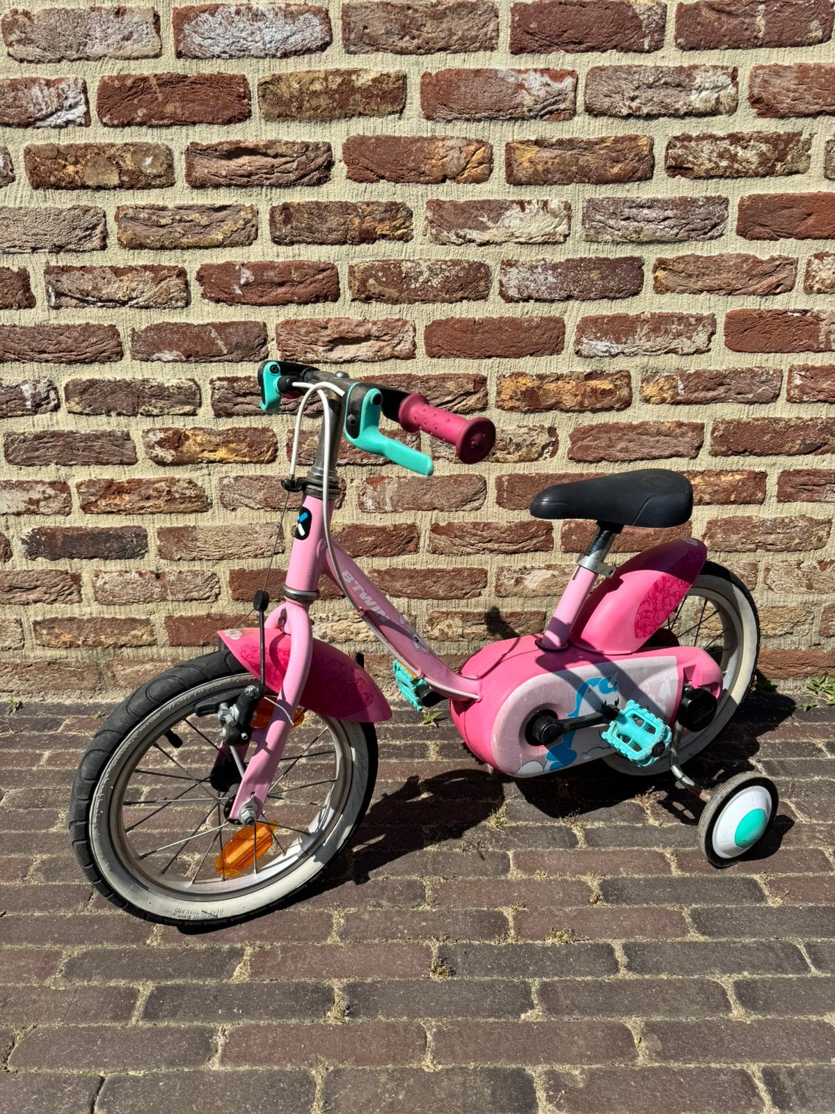 Btwin roze meisjes fiets met zij wieltjes, Fietsen en Brommers, Fietsen | Kinderfietsjes, Ophalen, Zo goed als nieuw