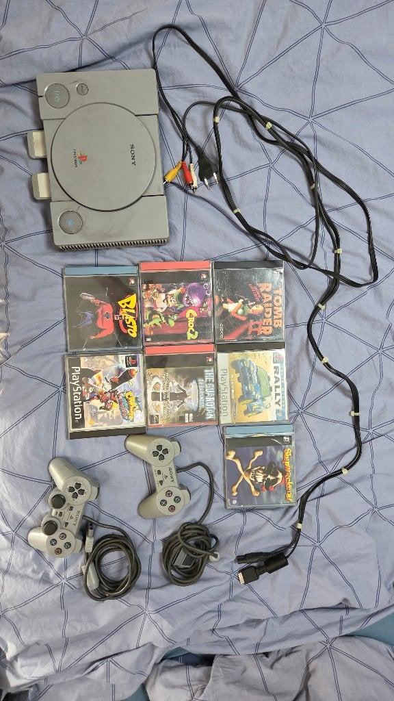 Premiere Playstation 2Manette Volant pedalier et jeu, Ophalen of Verzenden, Gebruikt, Met 2 controllers, Met games