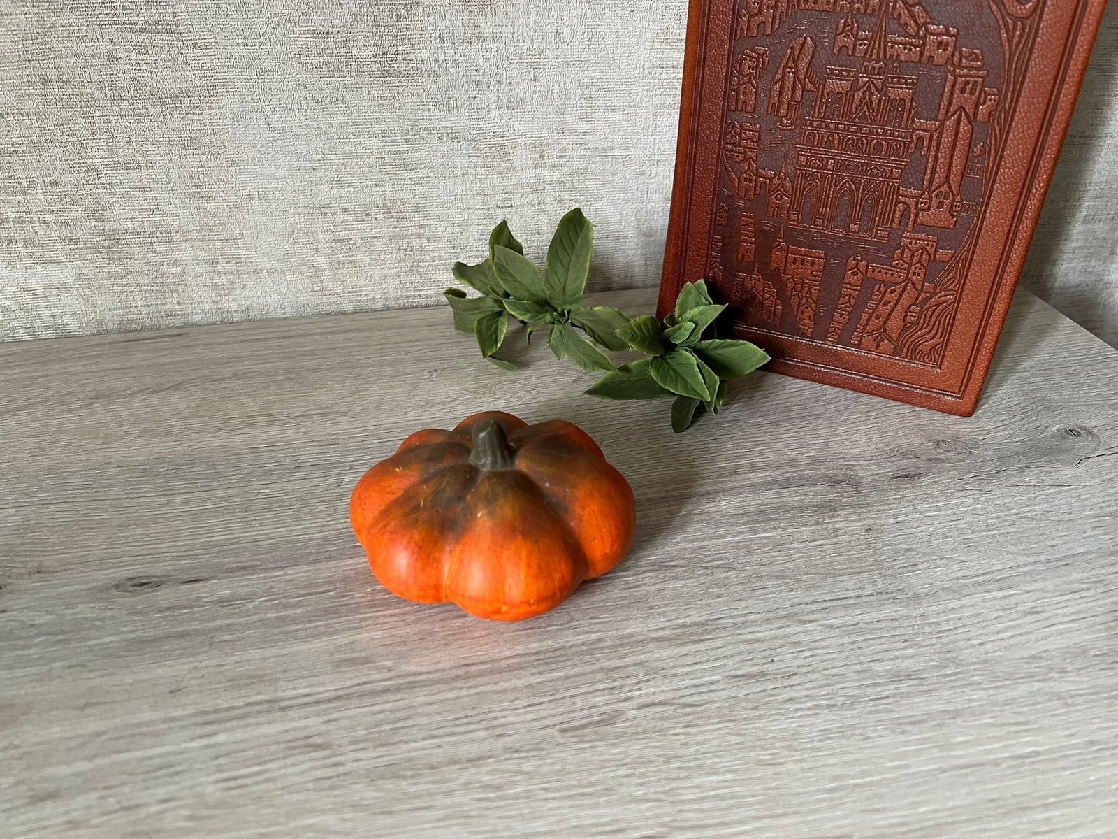Decoratieve pompoen van keramiek - Halloween/herfstdecor, Ophalen of Verzenden, Gebruikt, Versiering