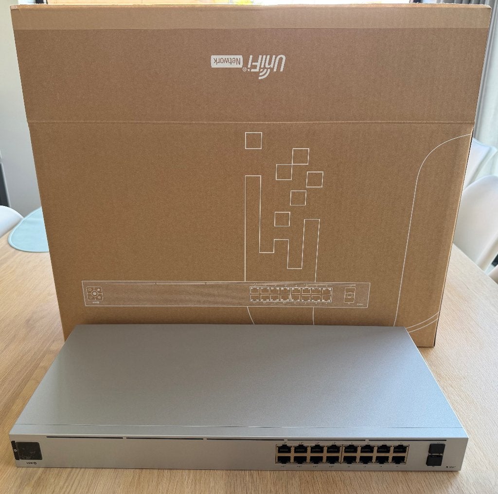 Ubiquiti UniFi USW-16-POE-switch (Gen2) — Compleet in Doos, Computers en Software, Netwerk switches, Ophalen, Zo goed als nieuw