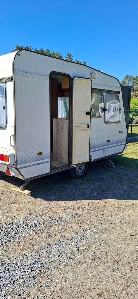 Caravan adria, Caravans en Kamperen, Caravans, Particulier, tot en met 4, 500 - 750 kg, Treinzit, Adria, Omvormbare zithoek, Stapelbed