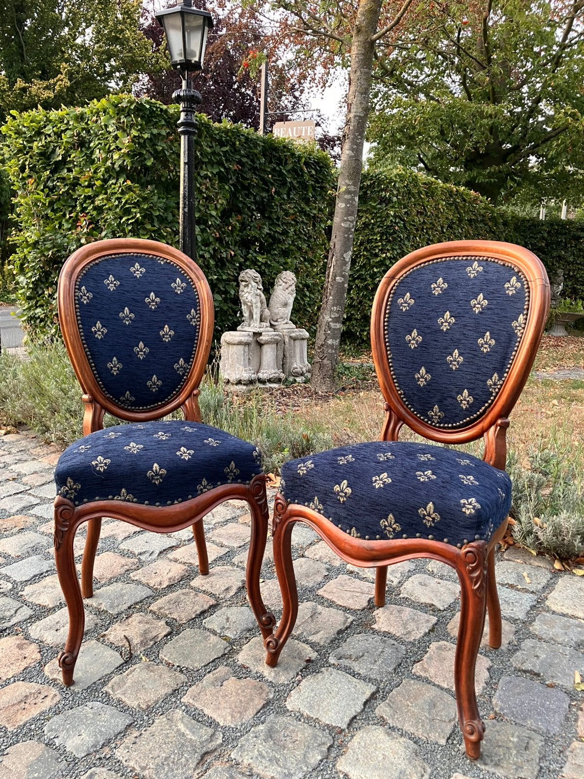 Prachtige medaillon stoelen met franse lelie, Ophalen
