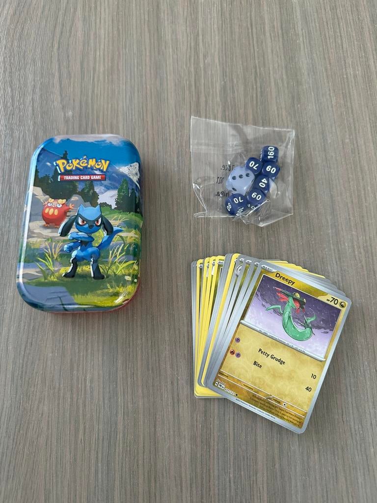 Pokemon tin met kaarten, Hobby en Vrije tijd, Verzamelkaartspellen | Pokémon, Ophalen of Verzenden, Zo goed als nieuw, Meerdere kaarten