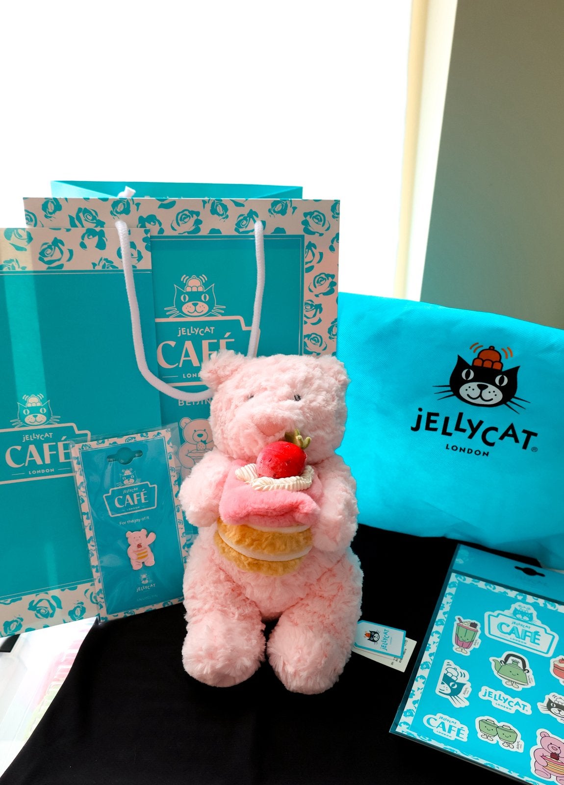 Jellycat Leola Bear with Strawberry cake (China exclusive), Enlèvement ou Envoi, Comme neuf