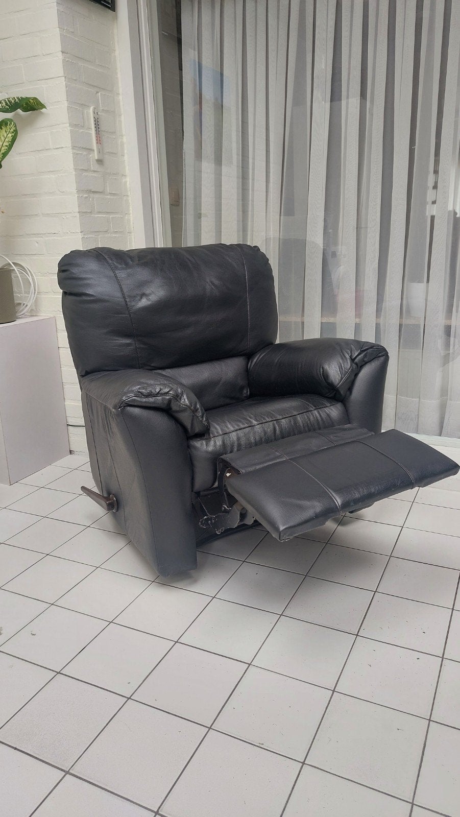 Zwarte leren relaxfauteuil, Huis en Inrichting, Fauteuils, Gebruikt, Leer, 75 tot 100 cm, 75 tot 100 cm, Ophalen