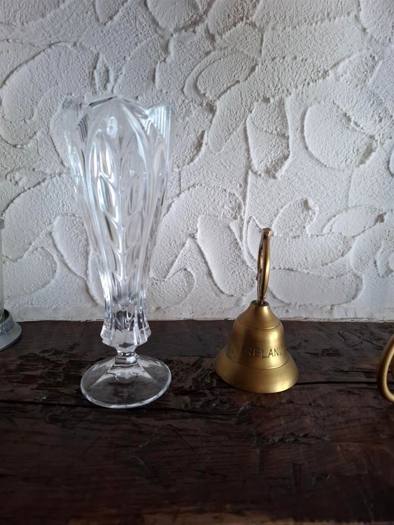 Klein vaasje en klepelbel Ireland, Ophalen