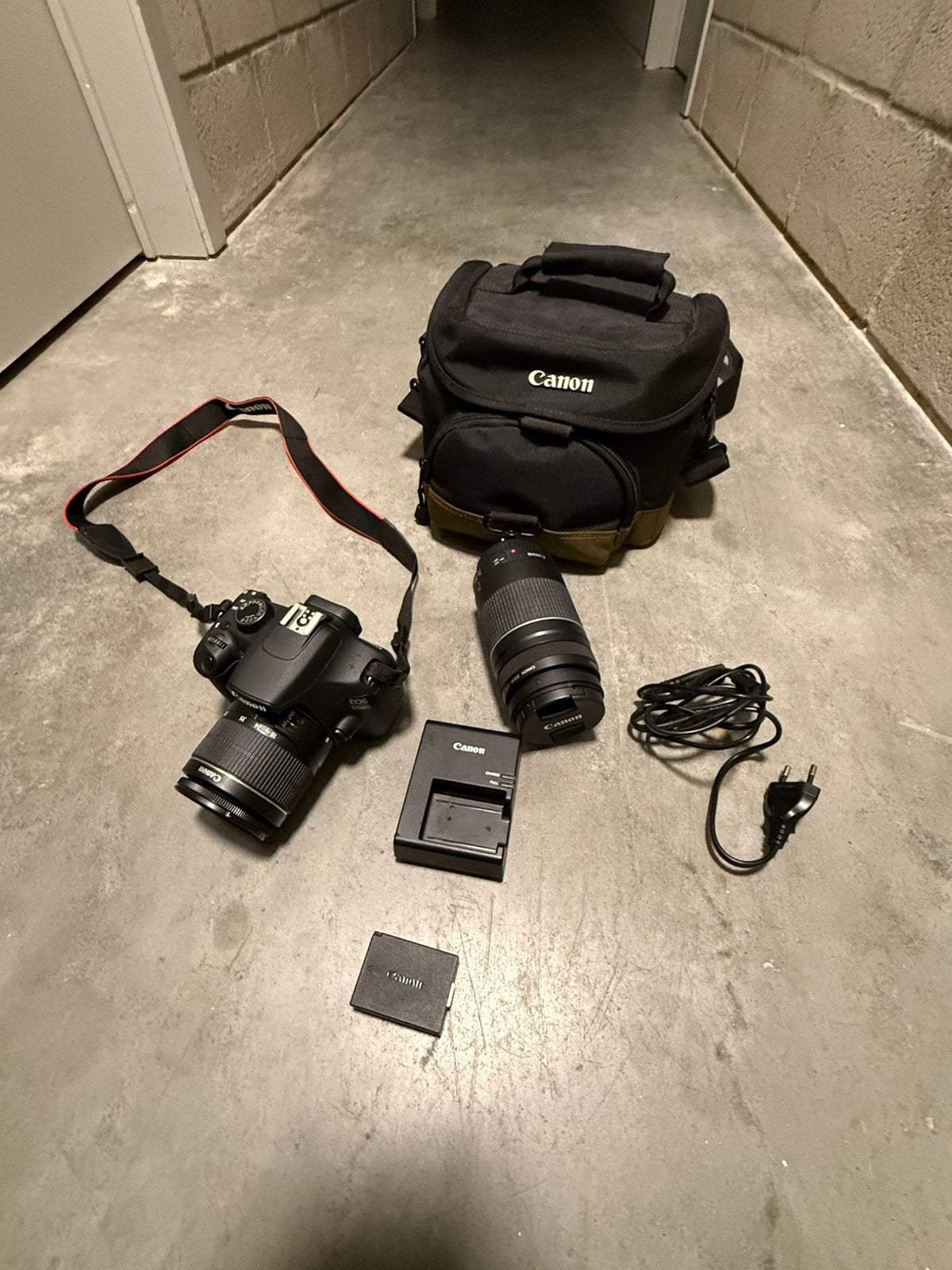 Canon EOS 1200D met accesoires, Ophalen of Verzenden, Zo goed als nieuw, Canon