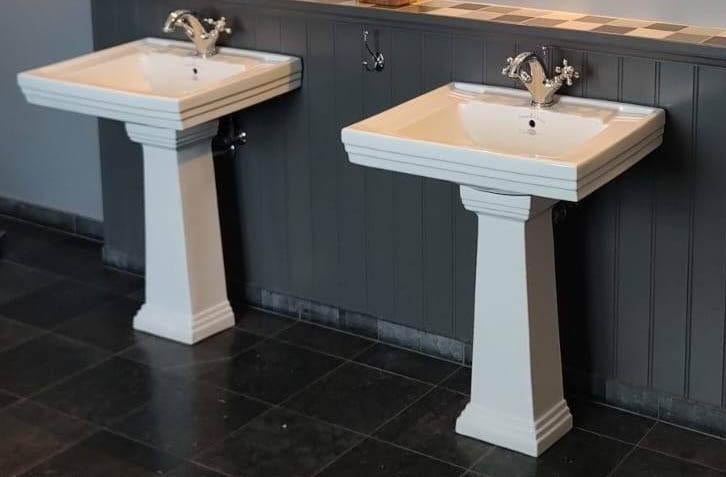 2 Wastafels met zuil (klassiek / retro), Doe-het-zelf en Bouw, Sanitair, Ophalen, Gebruikt, Wastafel