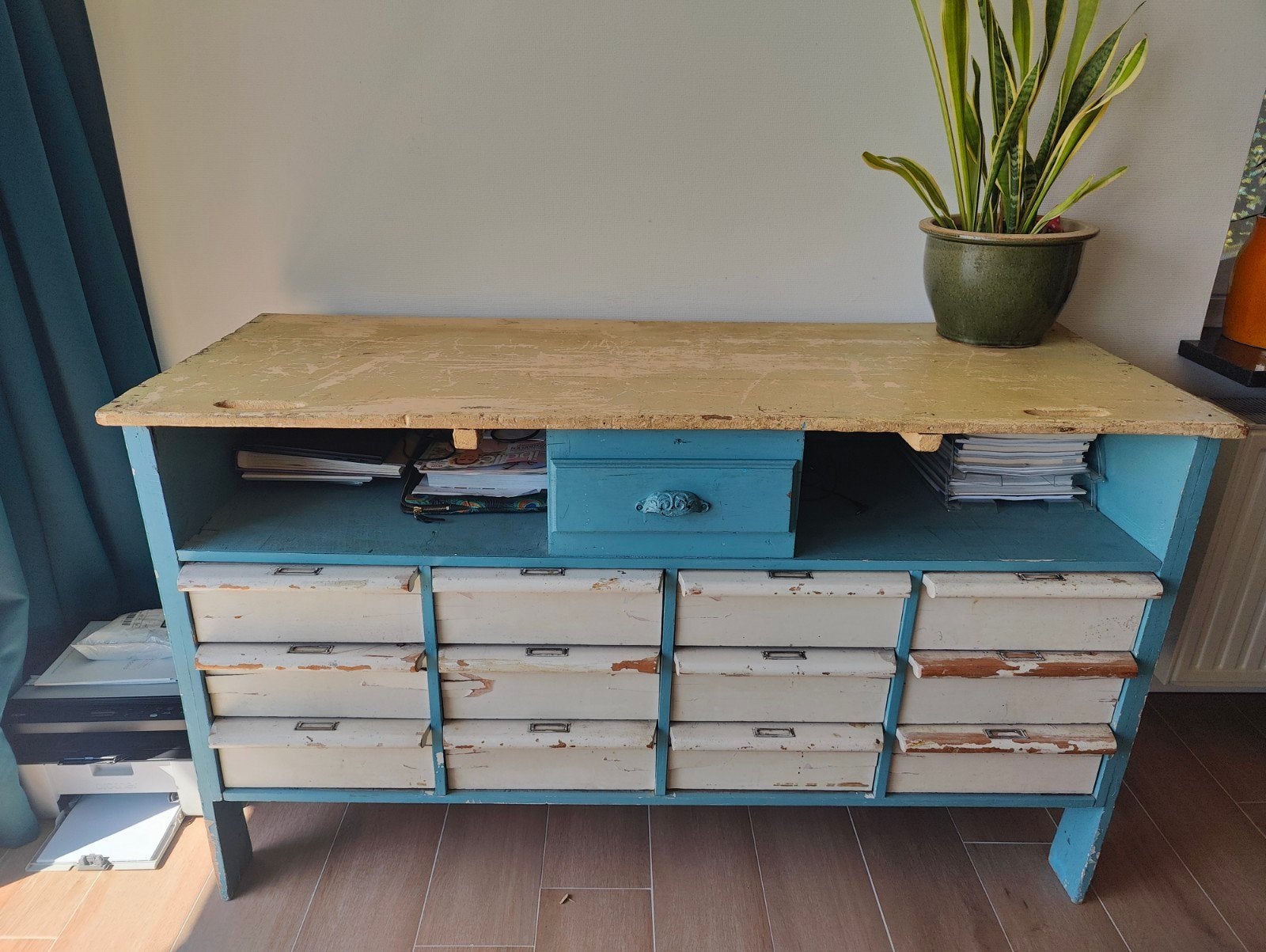 Oude gepatineerde werkbank, vintage kast, dressoir, Huis en Inrichting, Kasten | Dressoirs, Ophalen, Met plank(en), Gebruikt, Retro vintage industrieel