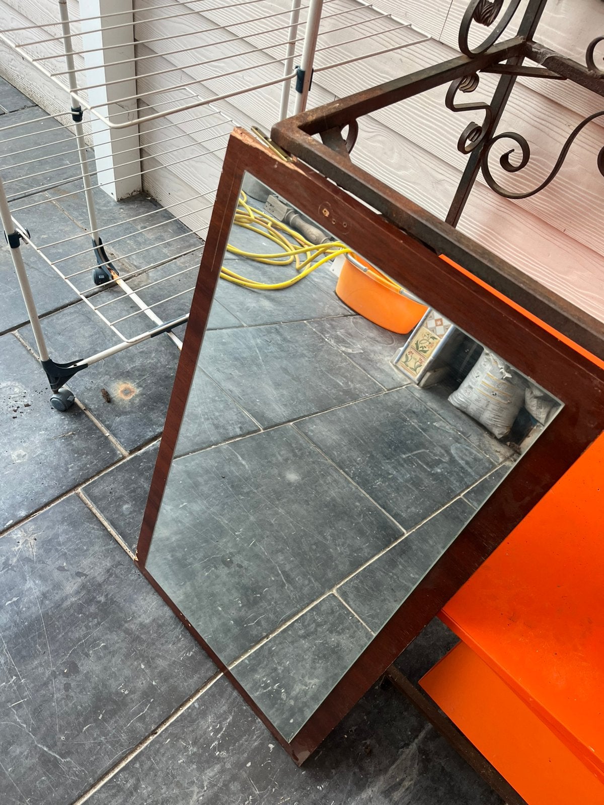 Miroir d'armoire, Enlèvement