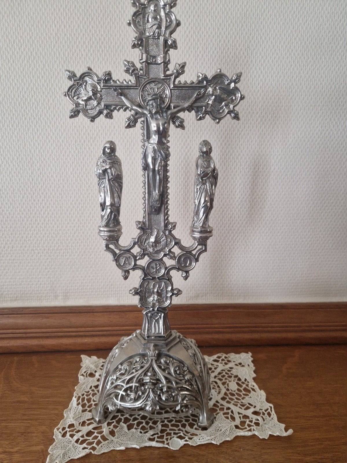Crucifix en argent, Enlèvement