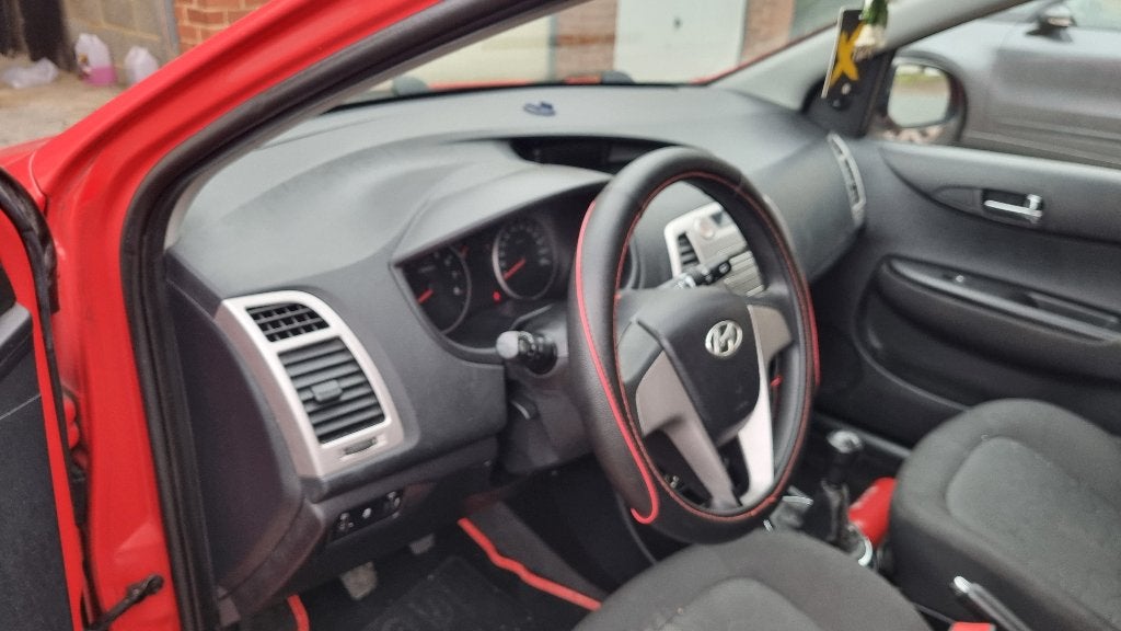 Hyundai i20 essence avec contrôle technique feuille rosse, Autos, Achat, Particulier, Essence, I20