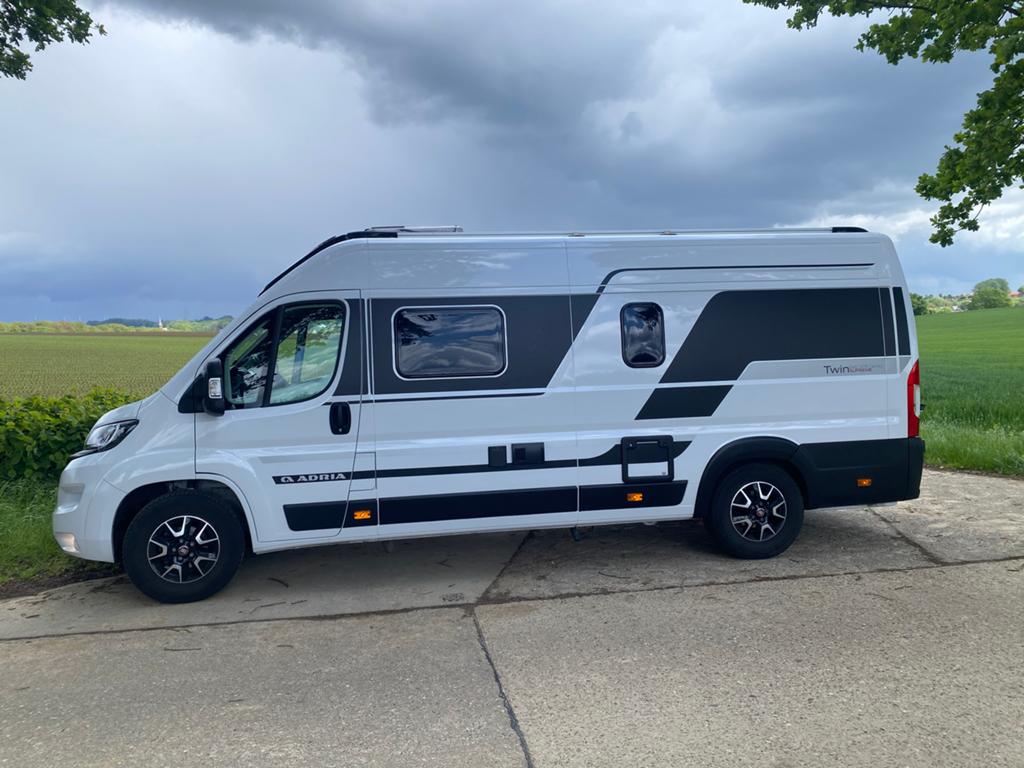 Adria twin Supreme SPB Family 7-2023 4 couchages fixes, Jusqu'à 4, 6 à 7 mètres, Fiat, Boîte manuelle