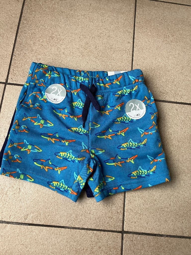 Set van 2 nieuwe korte shorts ( blauw x haai ) - maat 110, Ophalen of Verzenden, Nieuw, Jongen