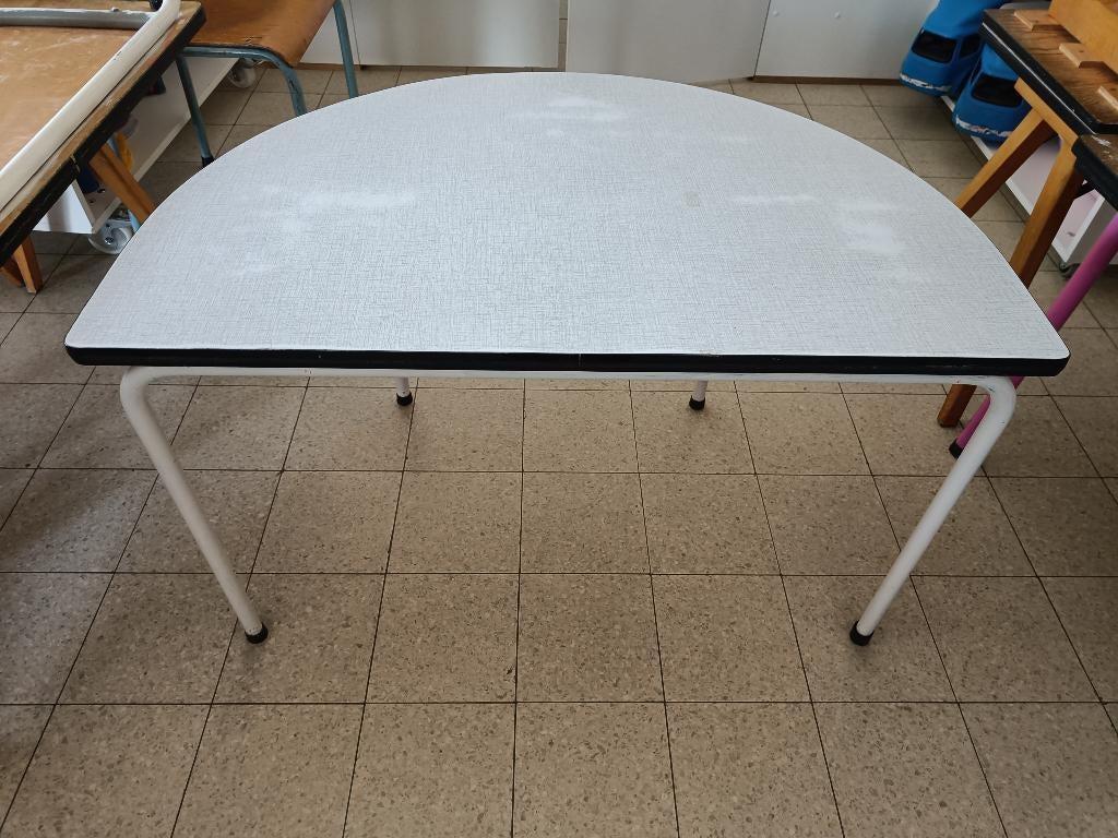 oude kleuterschoolmeubeltjes: tafels en stoelen, Ophalen, Gebruikt