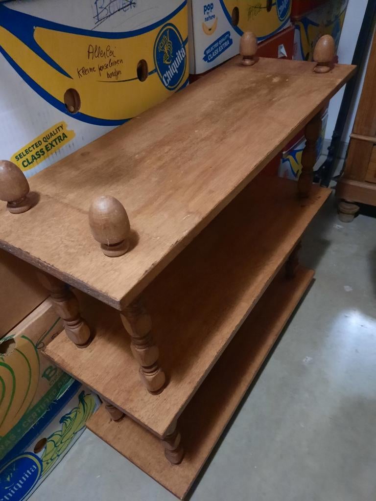 Antiek houten rek 3 leggers. 10 euro, Ophalen