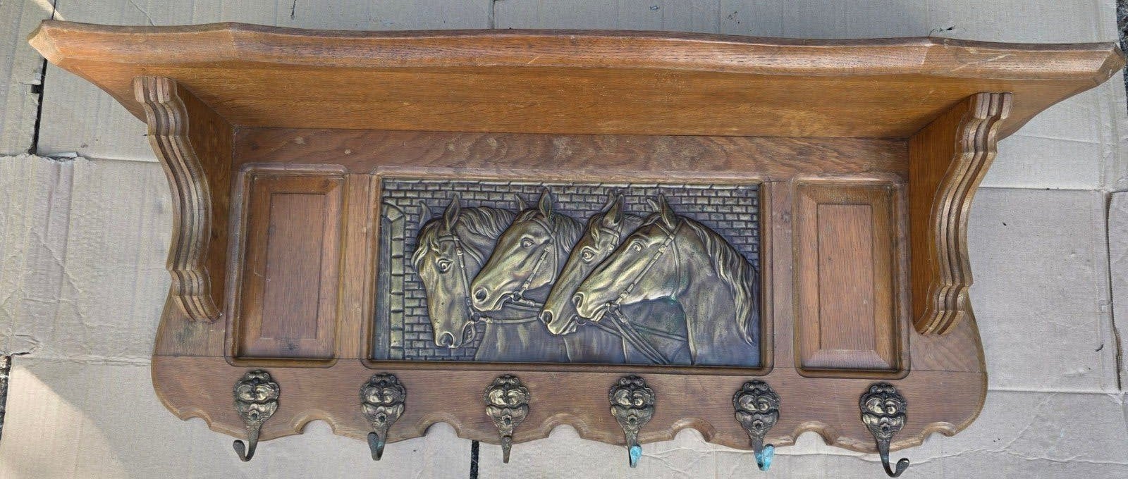 Voleiken wandkapstok met hoedenplank messing paarden-reliëf, Antiek en Kunst, Ophalen