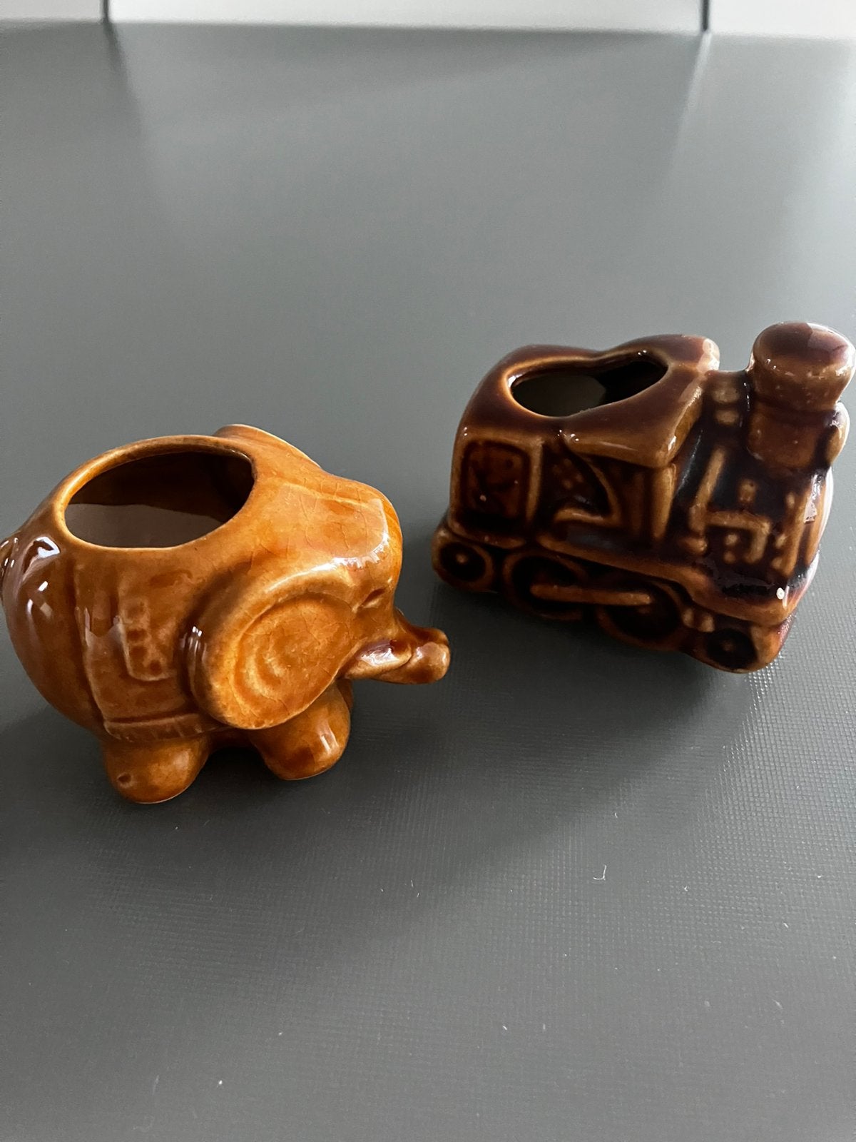 2 Tandenstokerhouders ‘Olifantje + treintje’., Antiek en Kunst, Ophalen of Verzenden