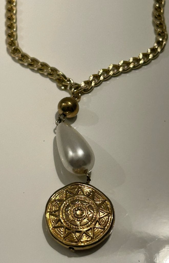 Goudkleurige ketting met parel en hanger, Ophalen of Verzenden, Nieuw, Goud, Met hanger