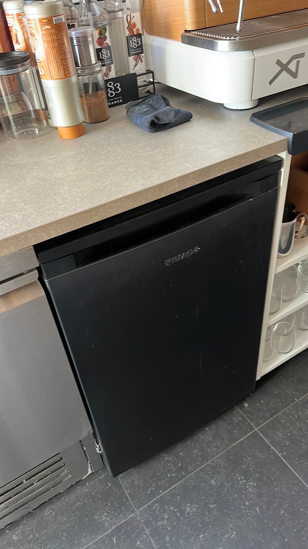 Diepvries 110L nieuwstaat en onder garantie, Elektronische apparatuur, Koelkasten en IJskasten, Ophalen, Zo goed als nieuw