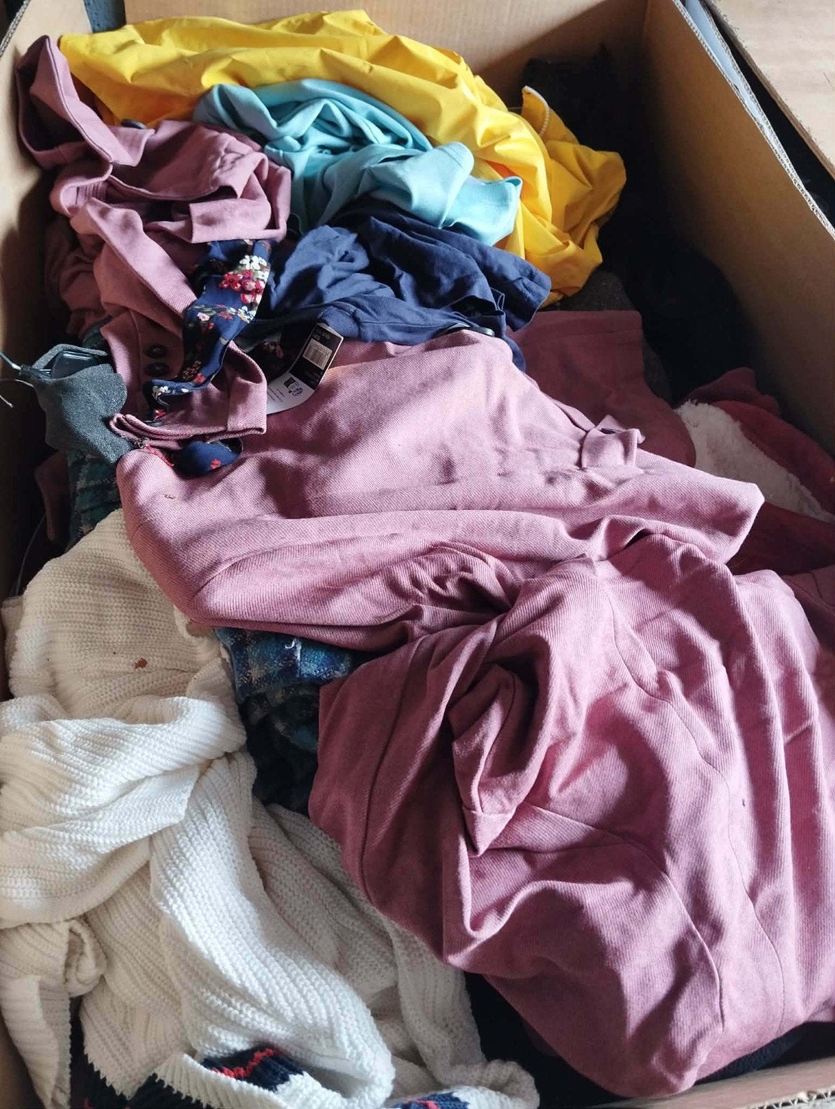 Lot de +/- 330 vêtements neufs. 150€, Divers, Enlèvement