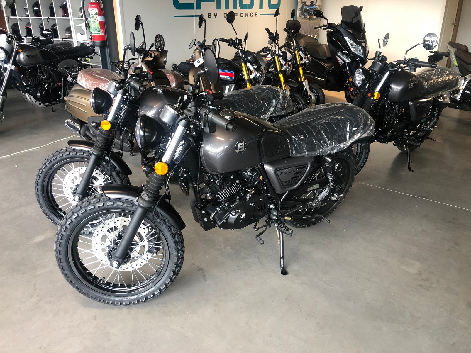 NEW BULLIT (bluroc)125 grandioze actie, Motoren, Bedrijf