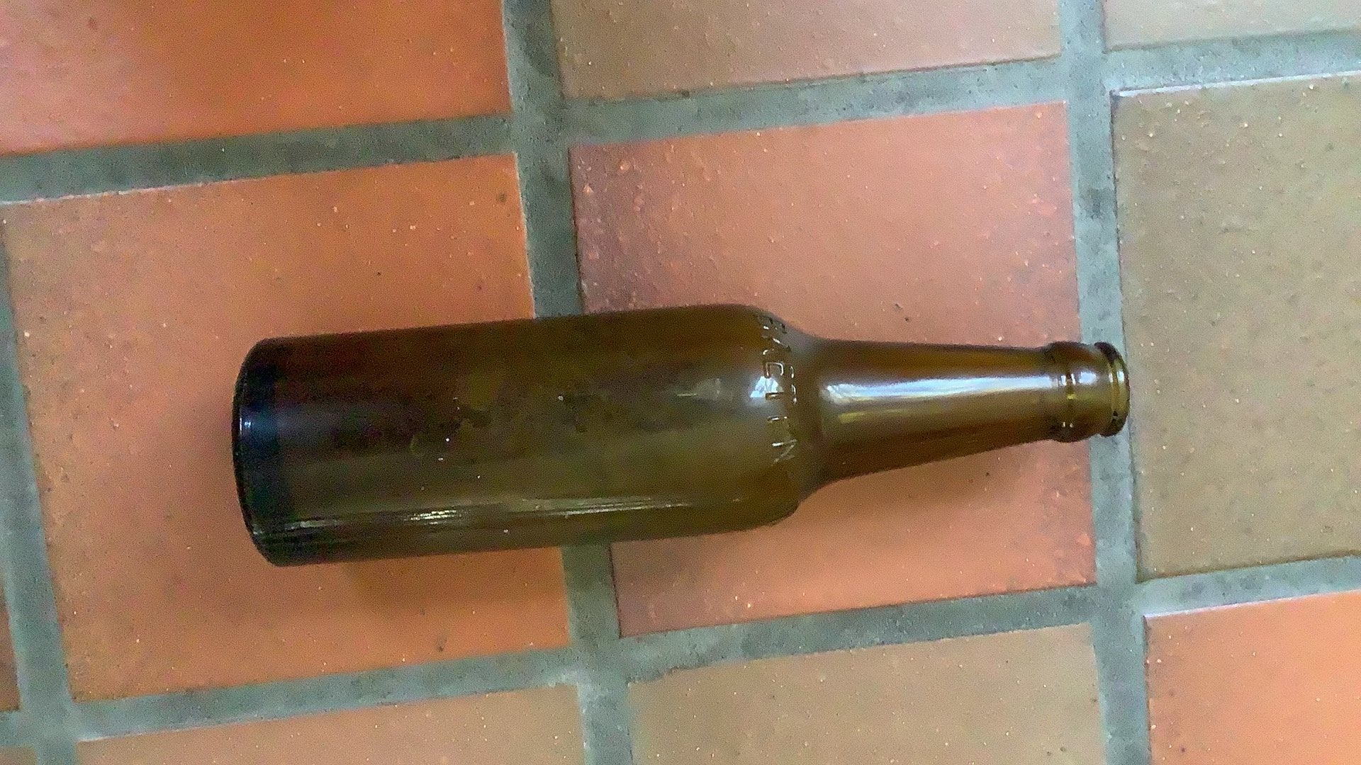 Ancienne bouteille de bière Nieuwkerke près d'Alost Baeten, Enlèvement, Comme neuf