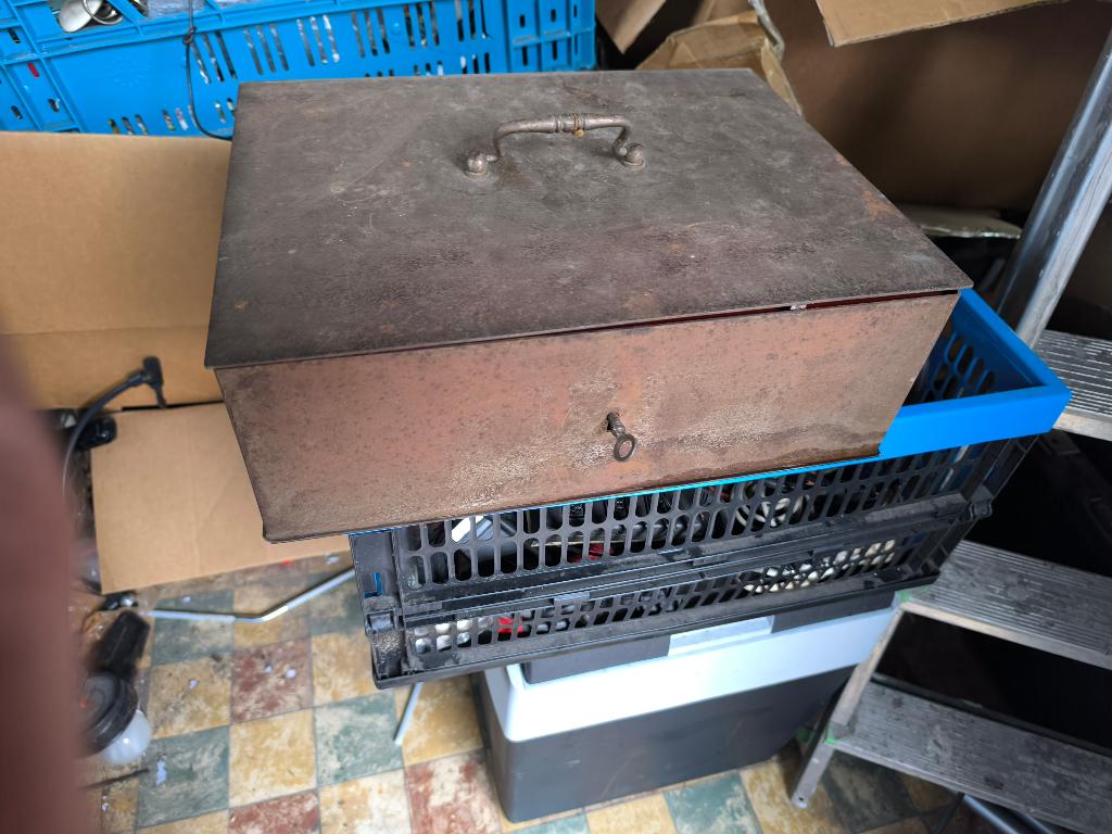 Ancien coffre fort portable, Ophalen