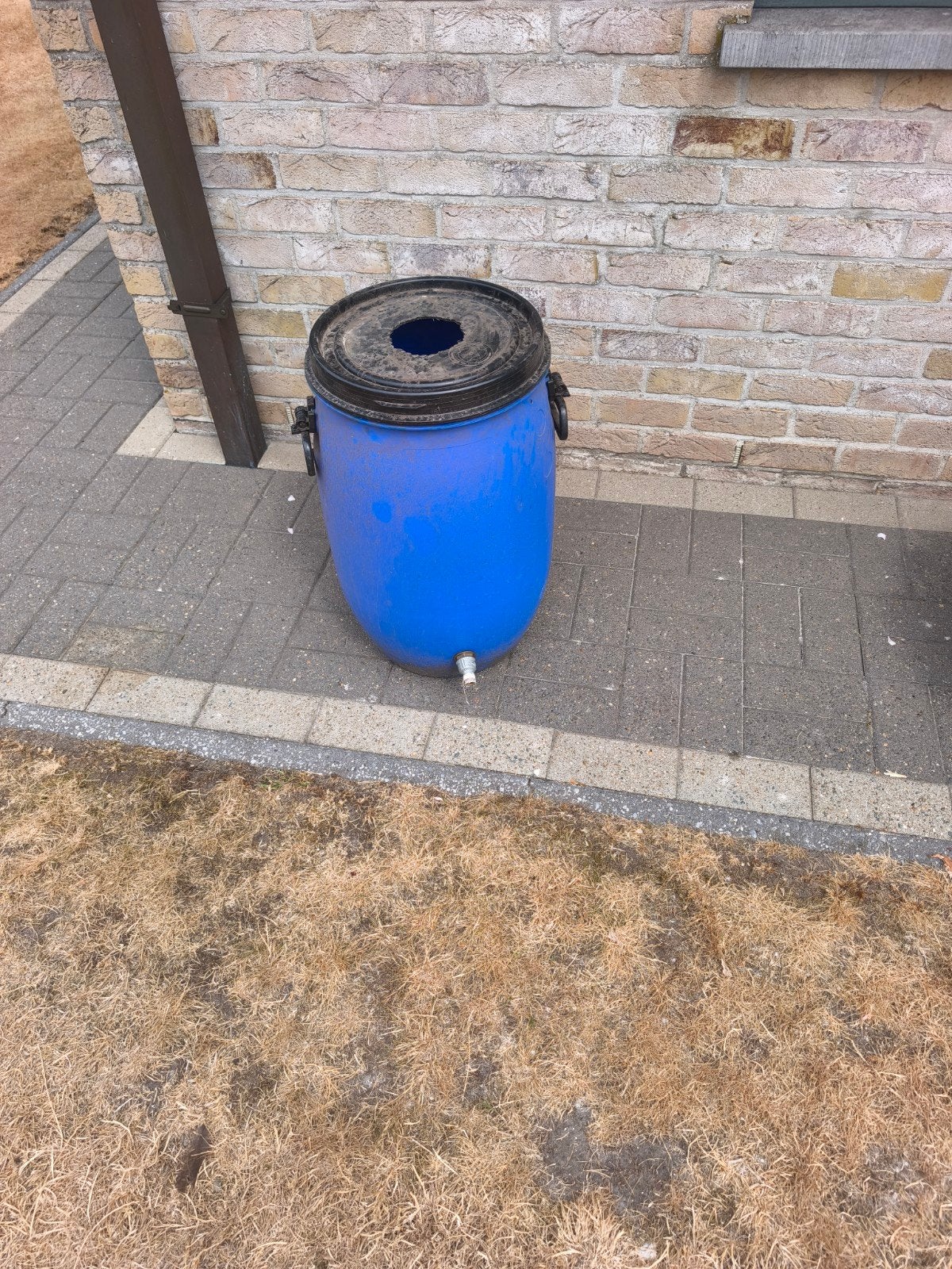 ton met deksel en uitloop, Tuin en Terras, Ophalen
