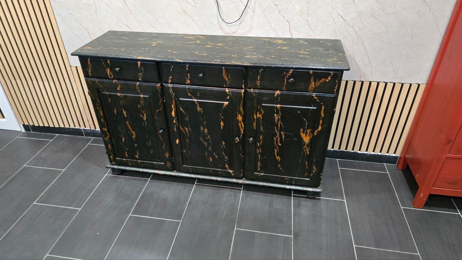 très jolie commode  avec trois portes et trois tiroirs dimen, Enlèvement ou Envoi