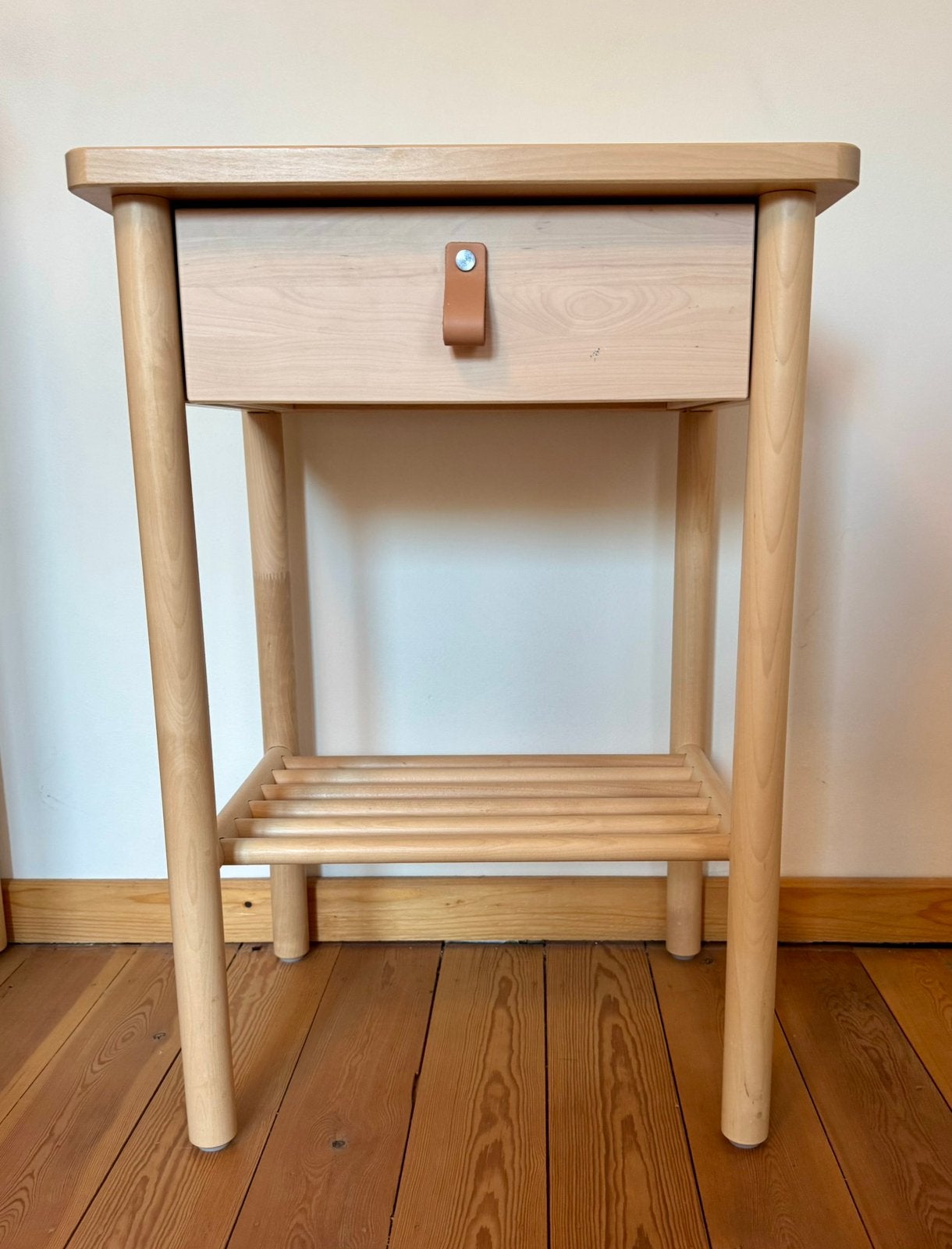 Ikea Björksnäs nachtkastje 48x38cm - berkenhout, Huis en Inrichting, Slaapkamer | Nachtkastjes, Zo goed als nieuw, 55 tot 70 cm