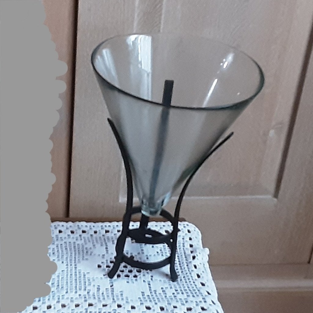 Mooie glazen vaas op metalen sokkel, Huis en Inrichting, Ophalen of Verzenden, Geschikt voor buiten, Transparant, 30 cm
