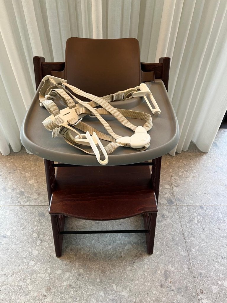 Tripp Trapp stokke walnoot inclusief harnas tablet en stoel, Kinderen en Baby's, Kinderstoelen, Ophalen, Gebruikt, Meegroeistoel
