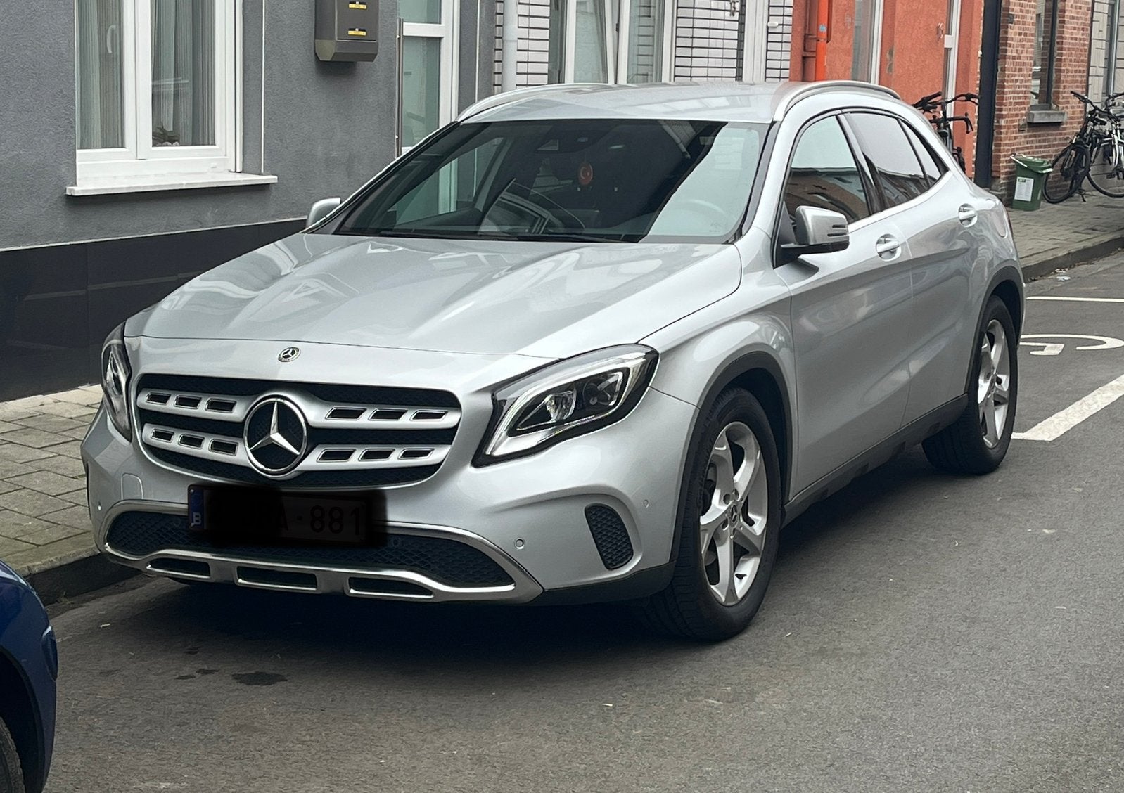 lifting à essence de la Mercedes GLA180, Autos, Argent ou Gris, Euro 6, Entretenue par le concessionnaire, Noir