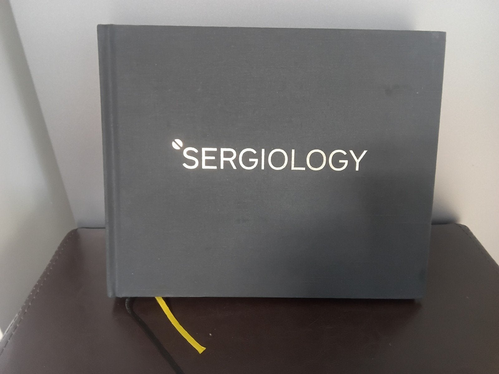 Sergiology  / linnen hardcover, Enlèvement ou Envoi