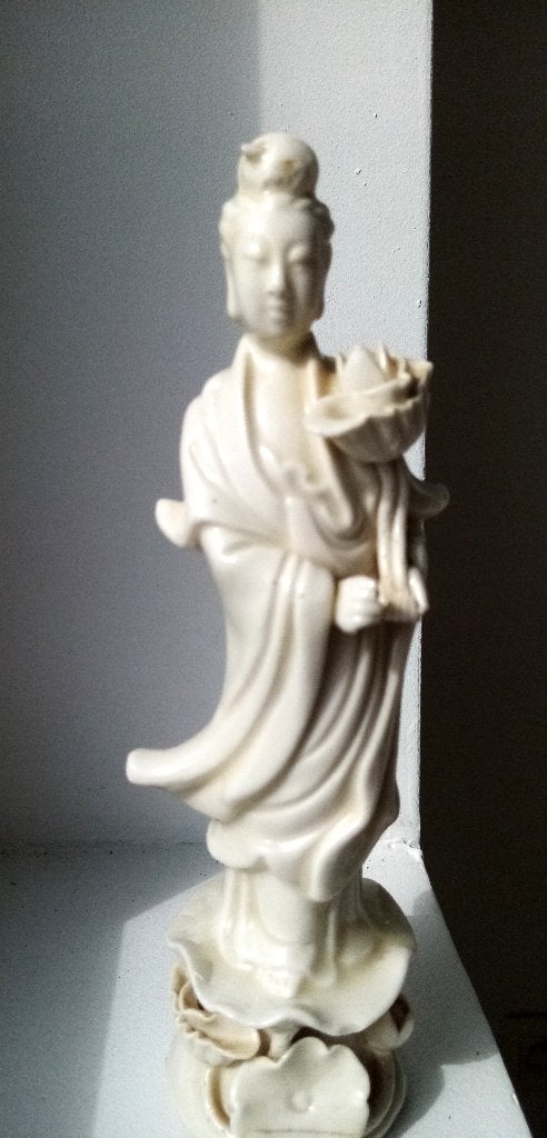 statuette porcelaine Dehua  déesse au lotus -Impeccable, Asie, Enlèvement, 20 - 50 cm, Femme