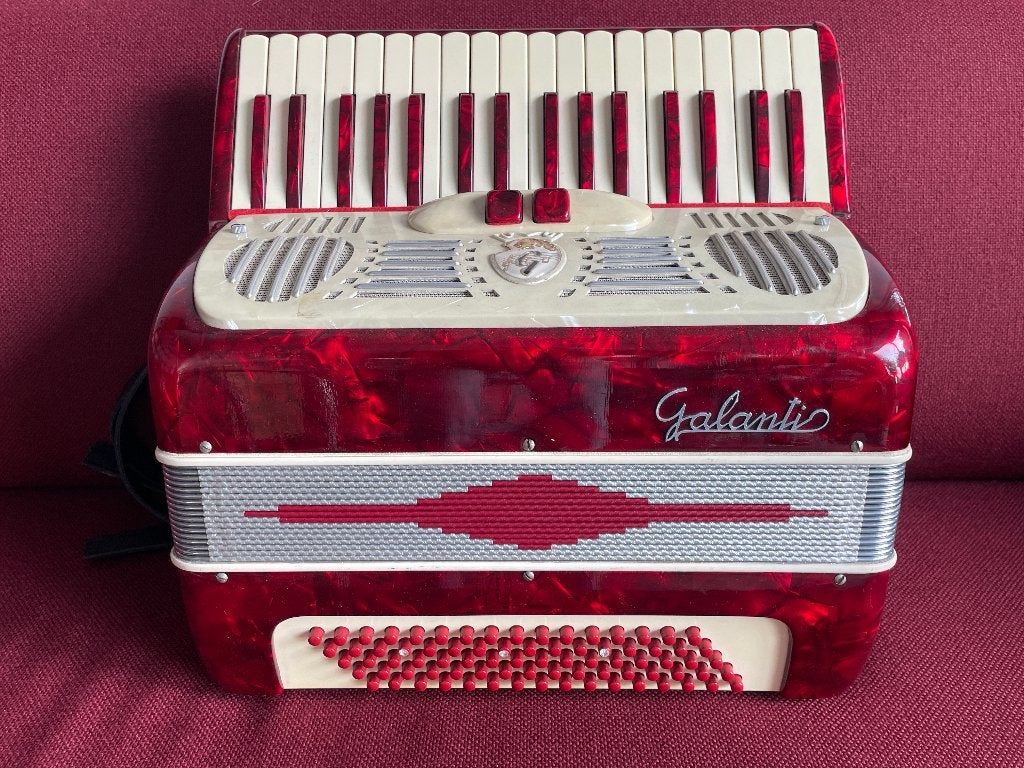 Kleine lichte italiaanse Galanti accordeon . 80 bas .Top ., Muziek en Instrumenten, Accordeons, Gebruikt, 80-bas, Met koffer, Toetsaccordeon