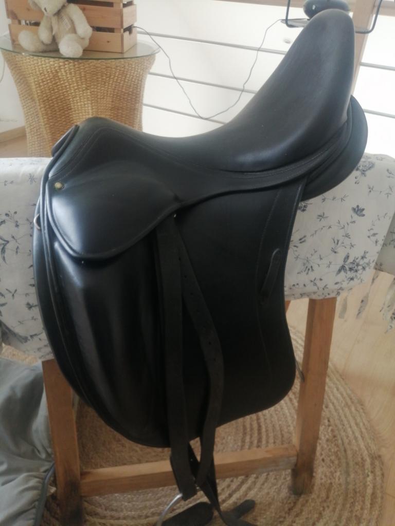 Selle de dressage Childeric, Enlèvement, Dressage