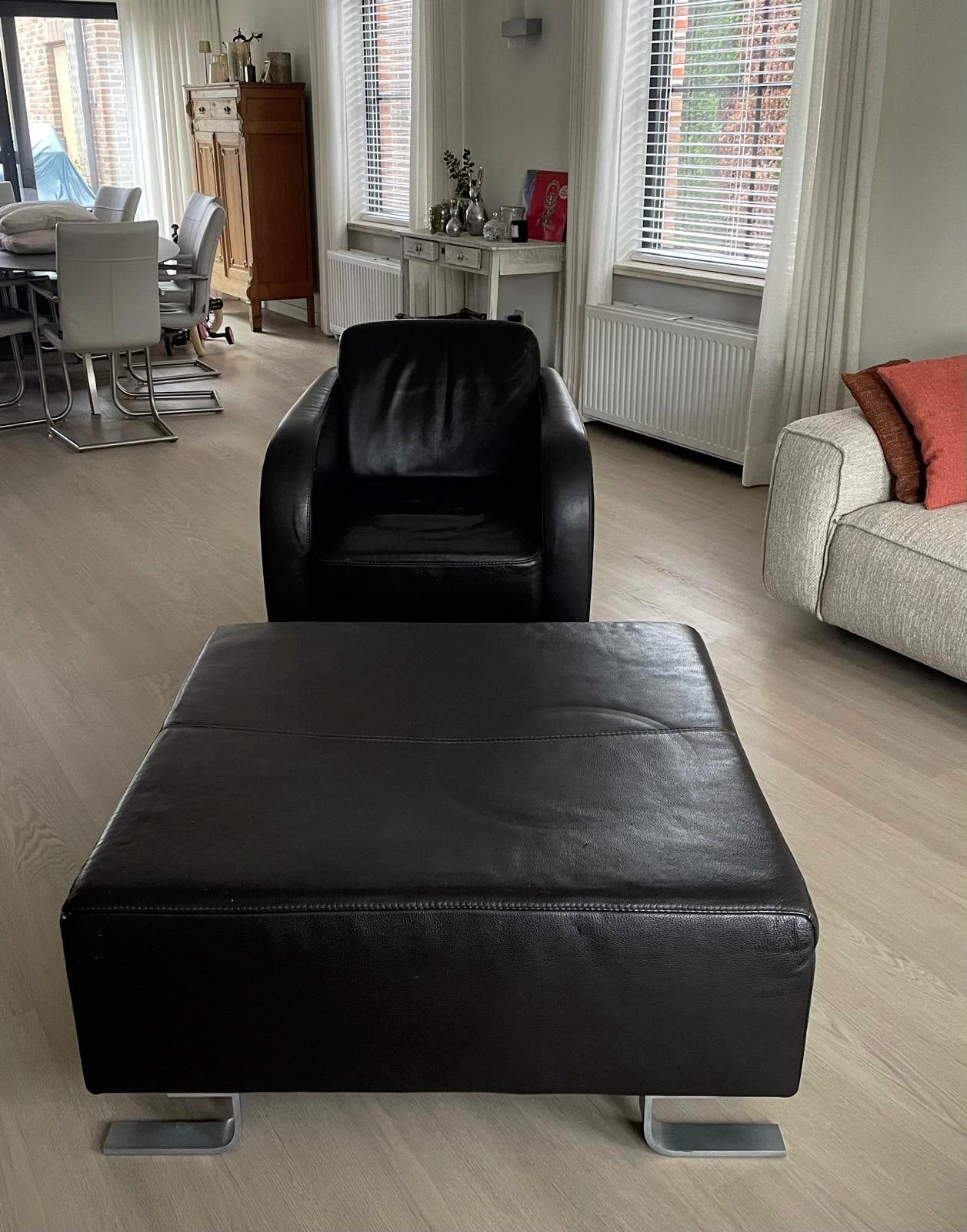 Draaibare 1p zetel + poef/salontafel, Huis en Inrichting, Zetels | Zetels en Chaises Longues, Zo goed als nieuw, Ophalen