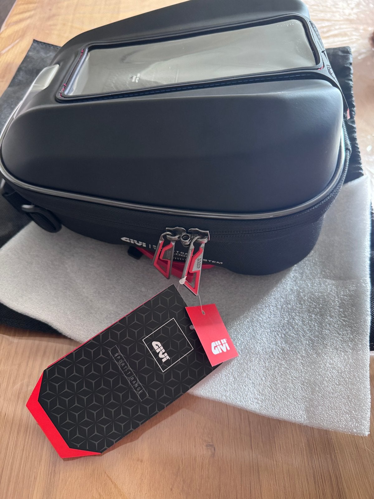 GIVI ST611+ Sport-T Tanktas Nieuw + BF29 & BF04, Motoren, Accessoires | Koffers en Tassen, Ophalen of Verzenden, Zo goed als nieuw
