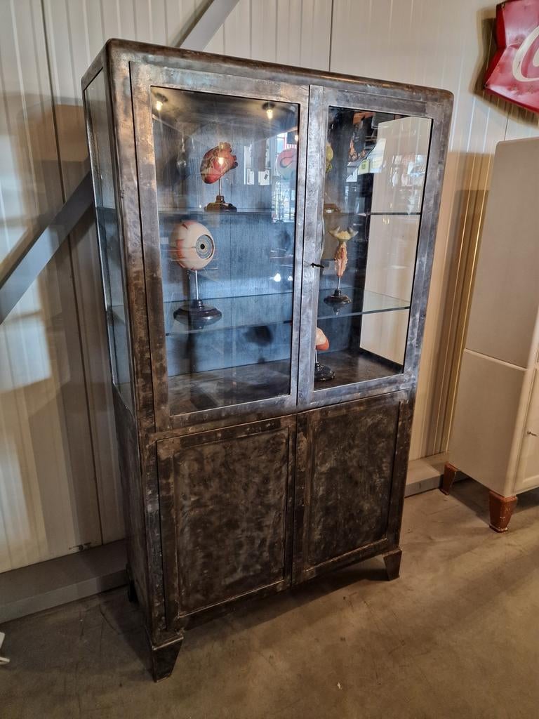 Antique. Vitrine. Médecine. Armoire à pharmacie Métal, Enlèvement