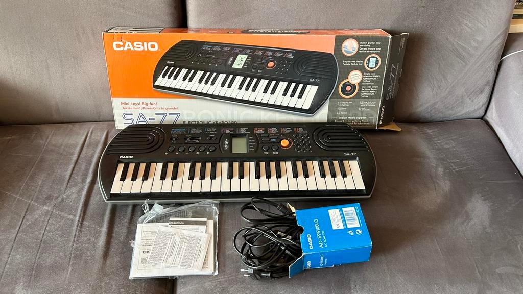 Casio SA-77 toetsenbord + oplader, Muziek en Instrumenten, Keyboards, Ophalen, Zo goed als nieuw, Casio