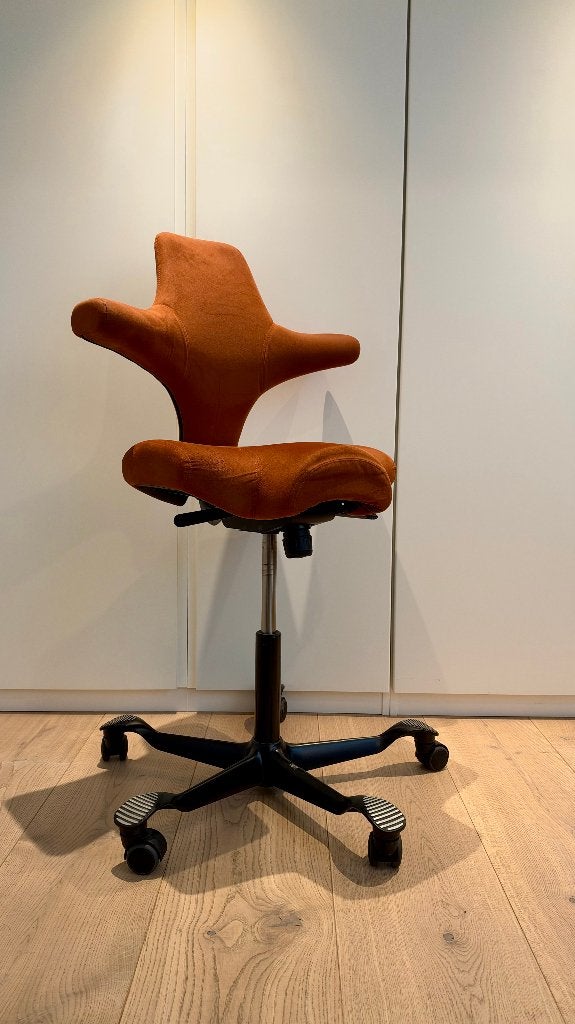 HAG Capisco 8106 cognac – Gabriel Comfort+ stof – 3j oud, Huis en Inrichting, Ophalen, Gebruikt, Overige kleuren, Bureaukruk