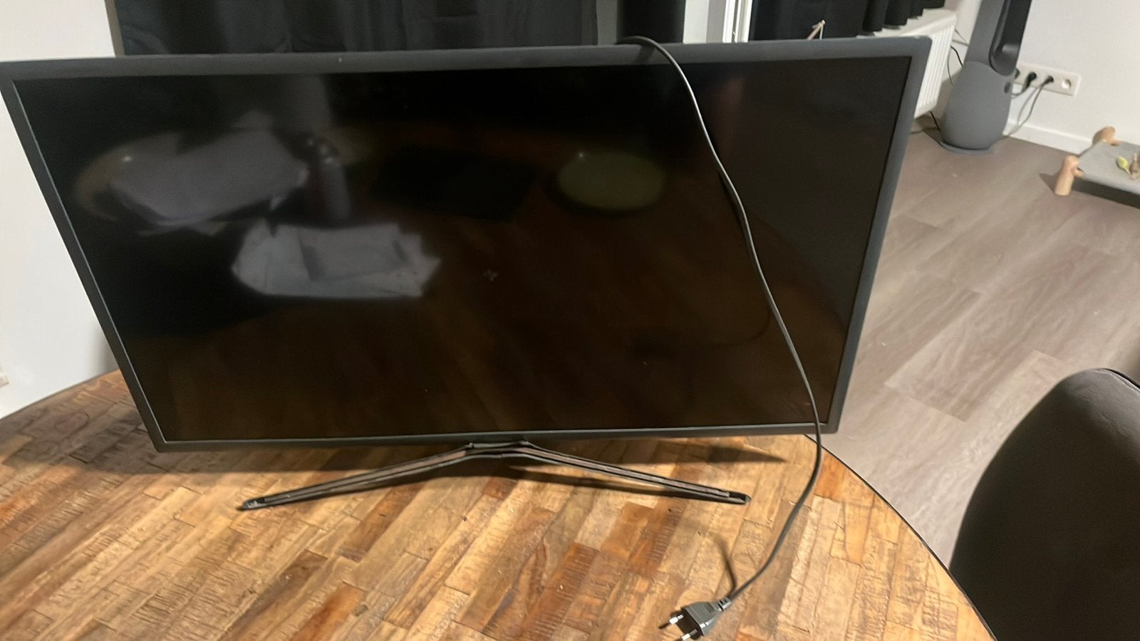 32 inch smart tv wat schade aan de voet, Audio, Tv en Foto, Televisies, Ophalen, Zo goed als nieuw