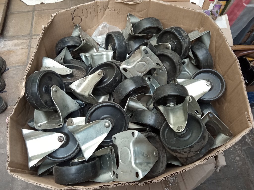 150 roues neuve diamètre 10cm voir les photos, Enlèvement