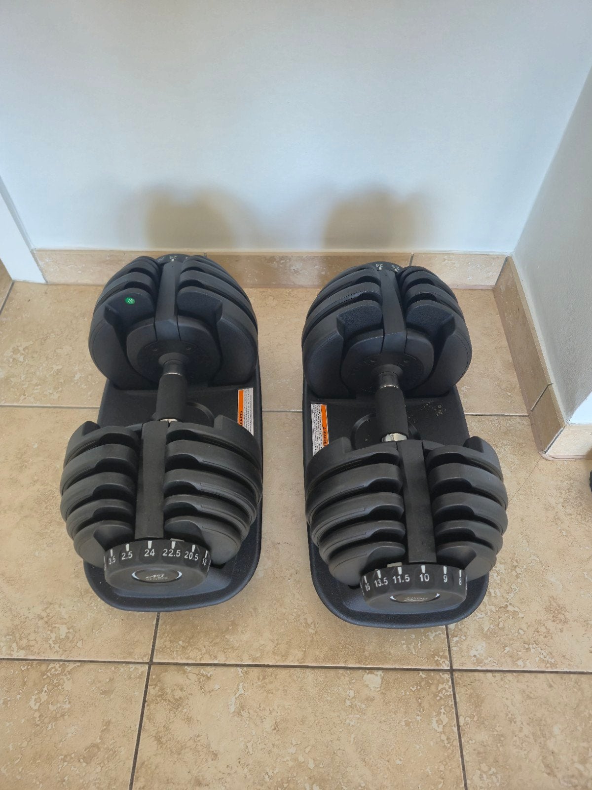 Verstelbare dumbells  (2 x 24kg) + halterstang (27Kg), Sport en Fitness, Ophalen, Dumbbell, Benen, Zo goed als nieuw