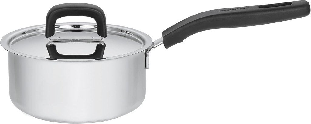 Nieuw | Fiskars steelpan 16cm – inh. 1,5L | met afgietdeksel, Huis en Inrichting, Keuken | Potten en Pannen, Nieuw, Kookpan, Inox