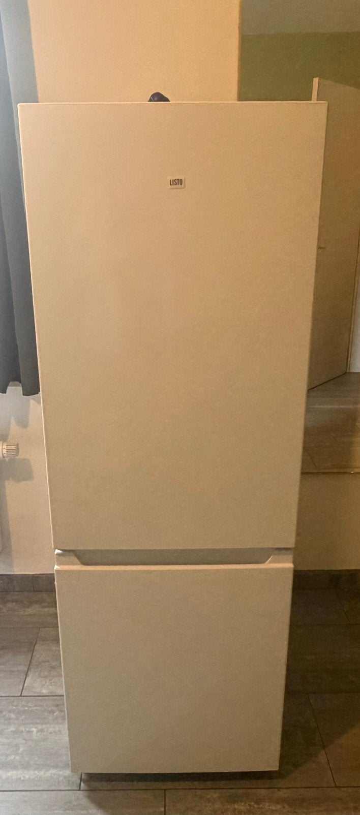 Listo koelkast en diepvries, Elektronische apparatuur, Ophalen, 100 tot 150 liter, Met aparte vriezer, Zo goed als nieuw