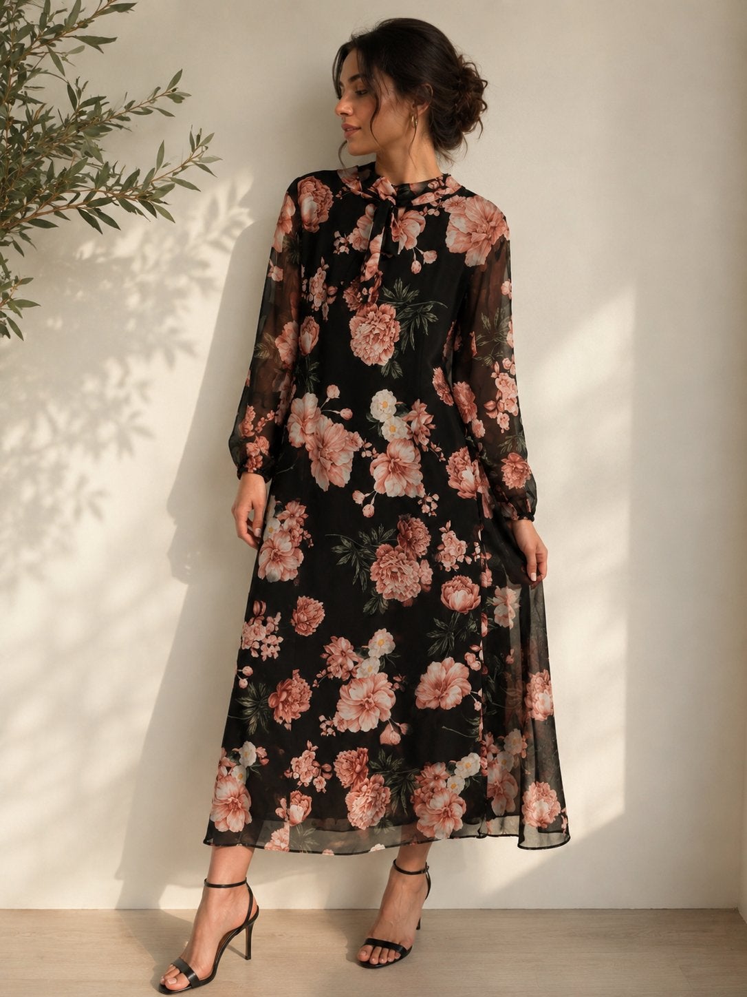 Robe longue noire à imprimé floral, Envoi, Comme neuf, Rose