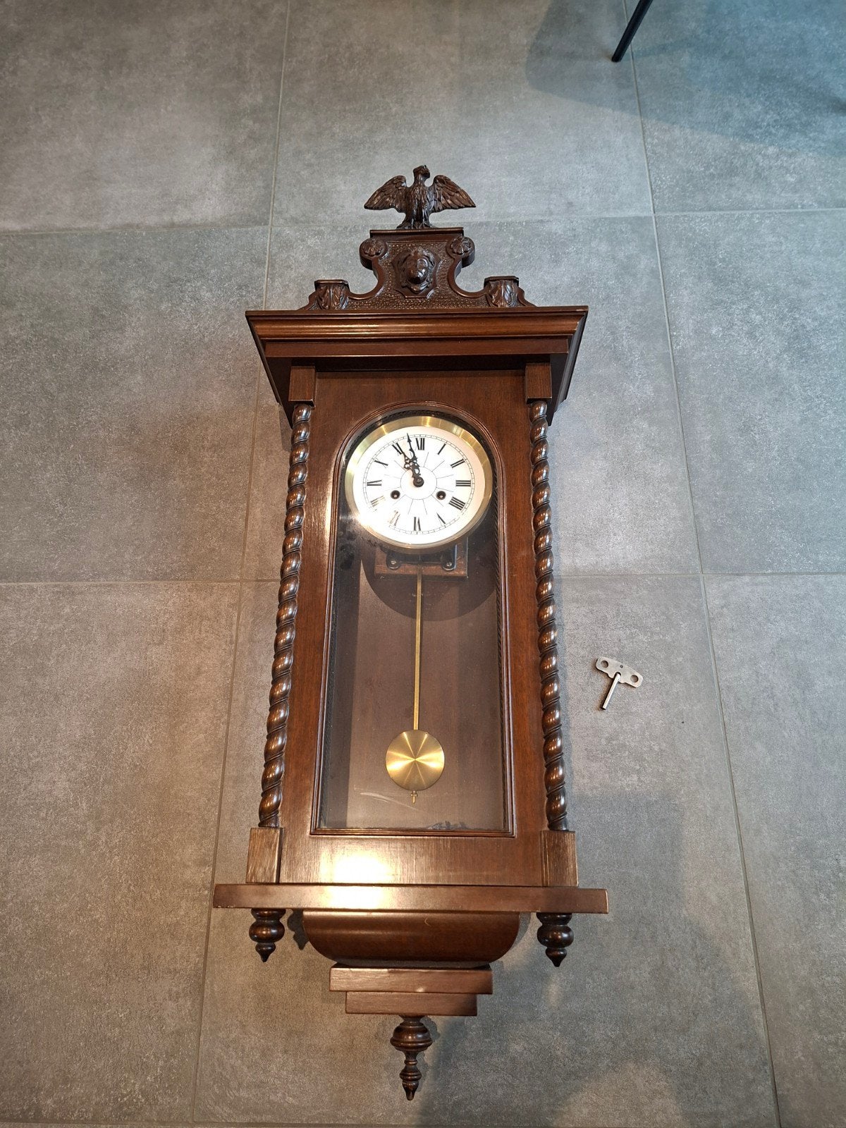 Pendule à remonter, Enlèvement